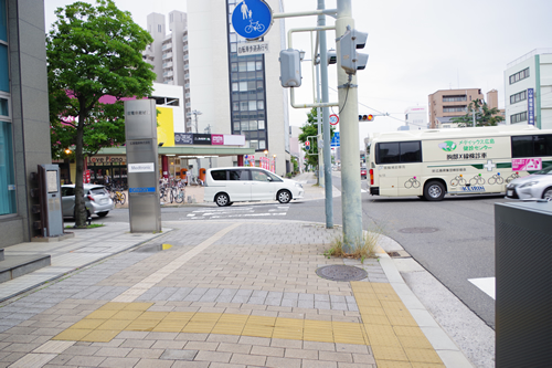 マックスバリュ千田店前の信号を渡る